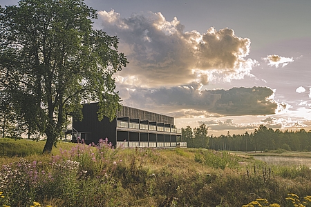 Det moderne golfhotels 13 dobbeltværelser har terrasse ud til 12. hul